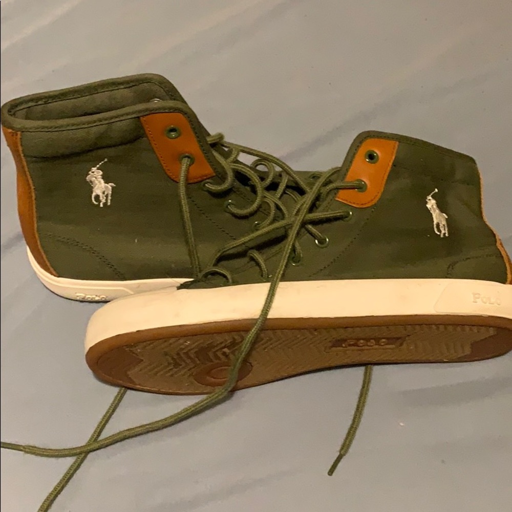 Junior’s polo sneakers never worn